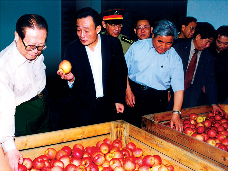 1999年6月16日，国家向导人江泽民等视察开元游戏大厅app果业。.jpg