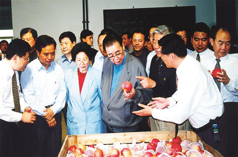2000年5月4日中共中央政治局常委、天下人大常委会委员长李鹏视察开元游戏大厅app果业.jpg