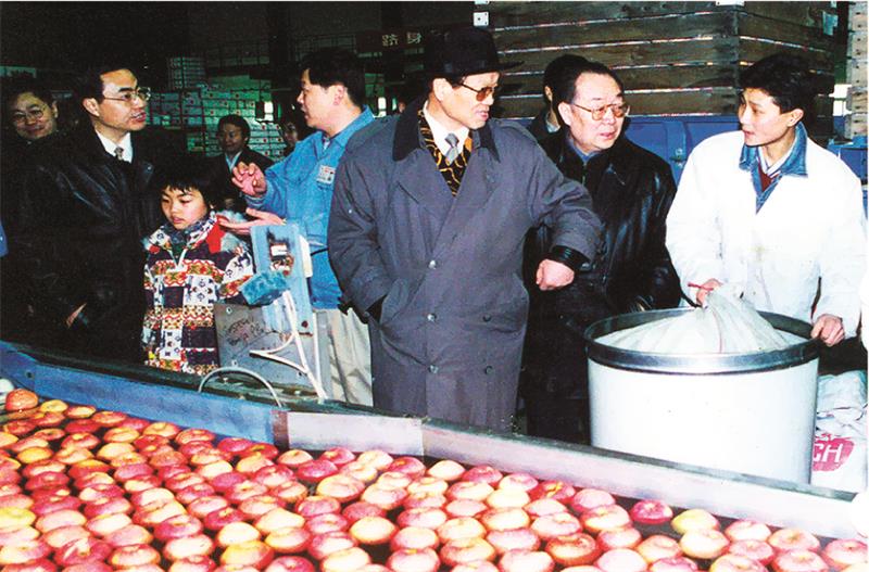 2000年1月31日，中共中央政治局委员、中国科学院院长李铁映视察开元游戏大厅app果业.jpg